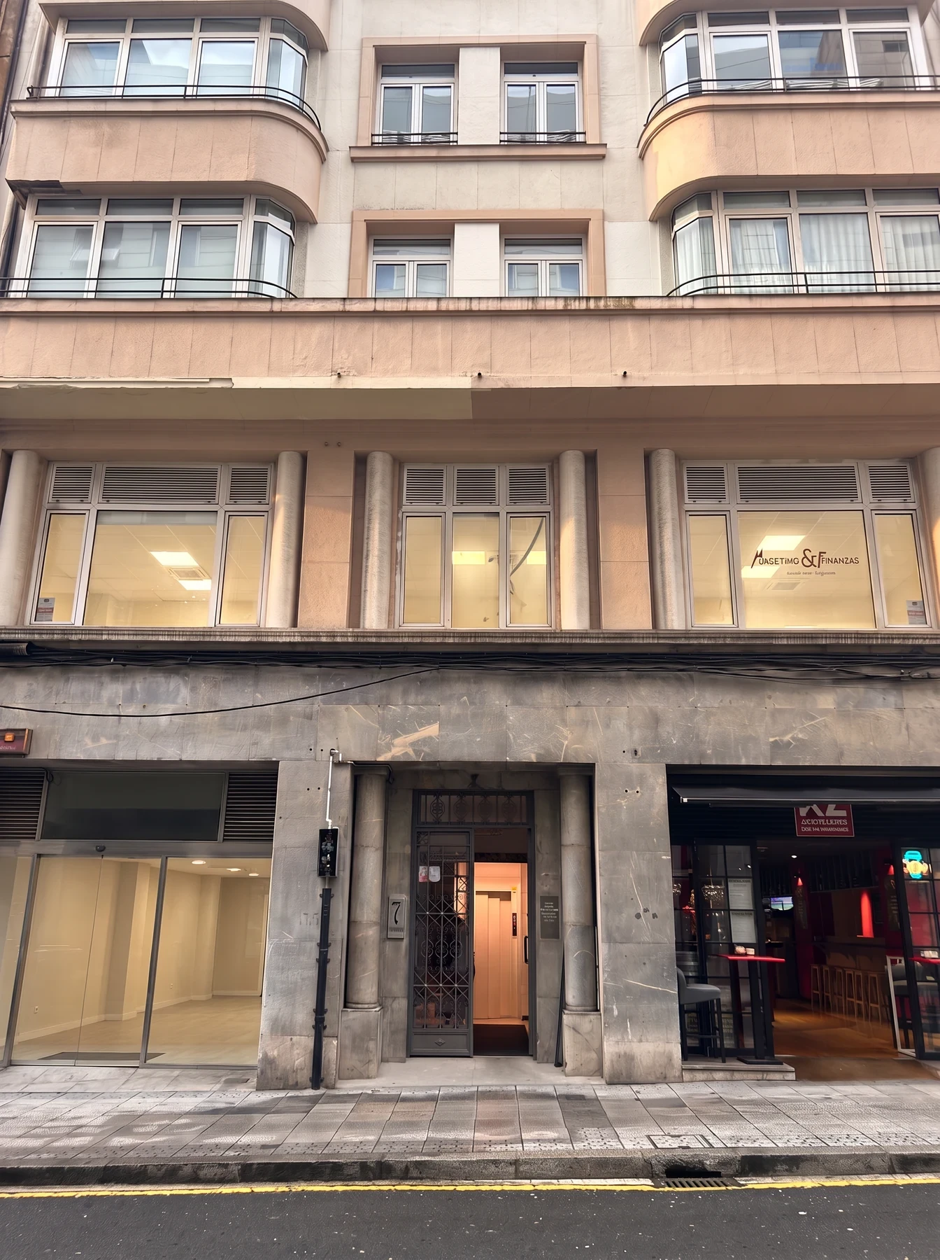 Fachada del edificio de Barroeta Aldamar 7, en Abando, con el portal entre los locales de la planta baja.