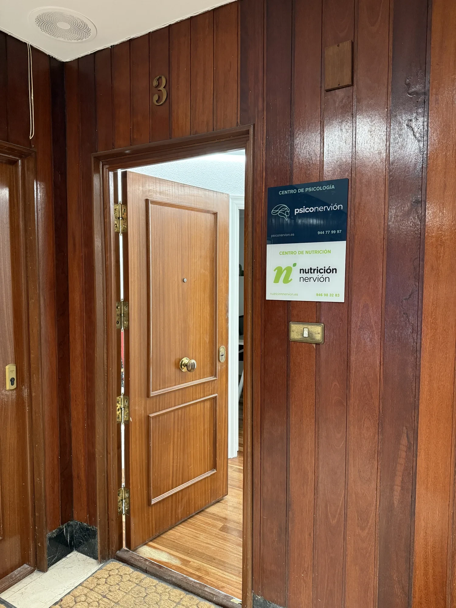 Puerta de entrada del centro Psiconervión Santurtzi – Juan XXIII, con el cartel del centro junto al portero automático.