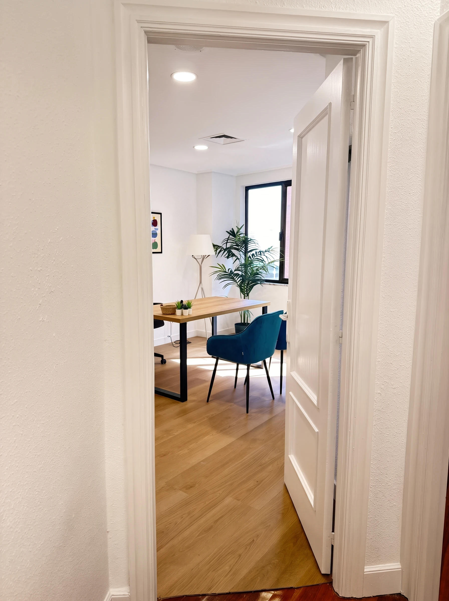 Vista de una consulta a través de la puerta abierta.
