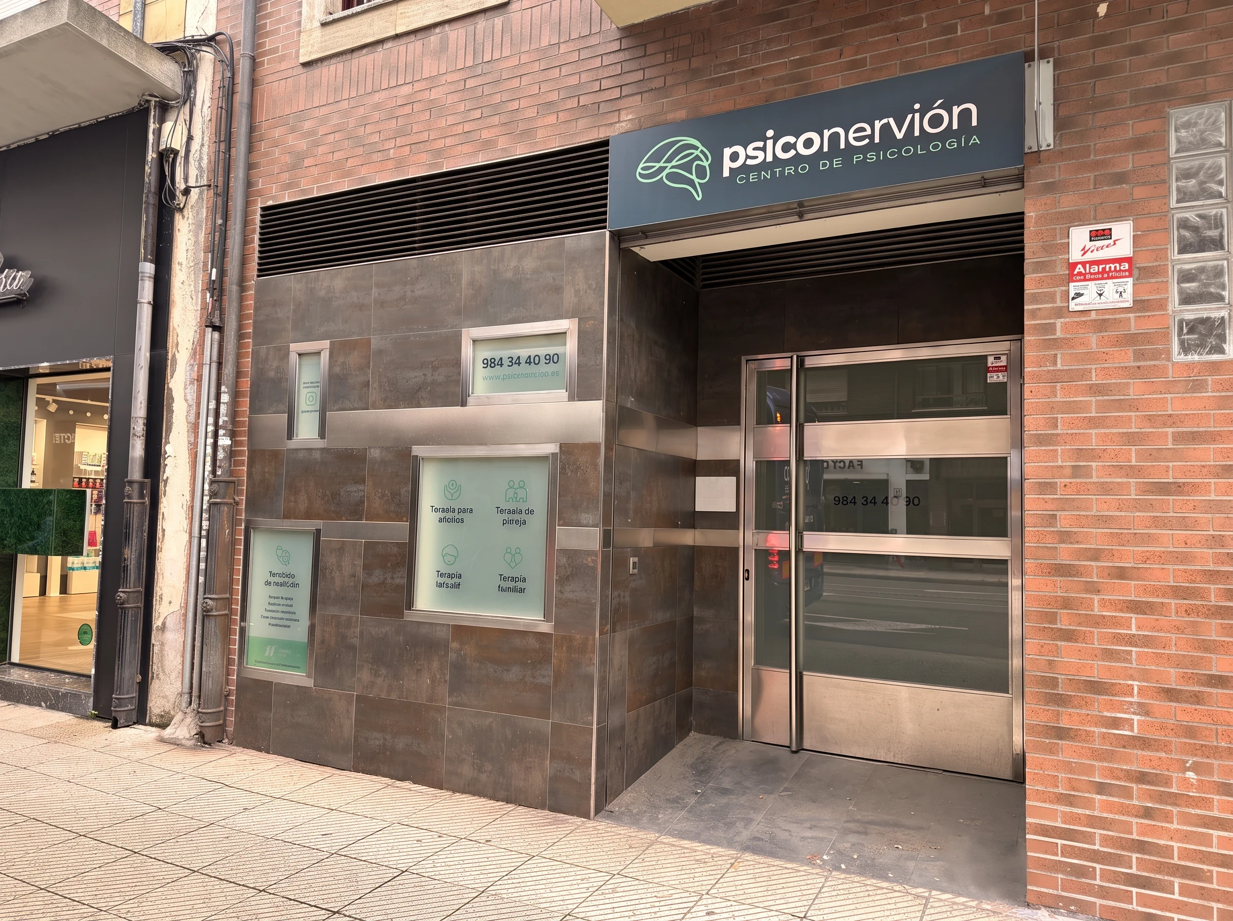 Fachada del centro Psiconervión Oviedo en la calle Samuel Sánchez, con el rótulo de Psiconervión sobre la entrada.