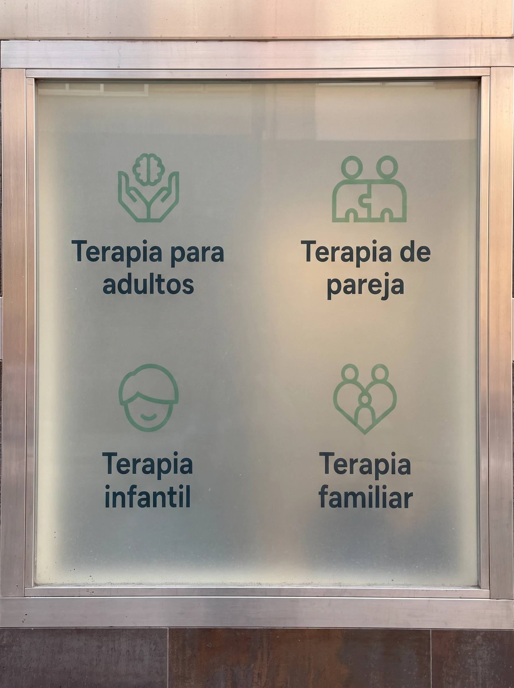 Escaparate del centro con los servicios: terapia para adultos, de pareja, infantil y familiar.