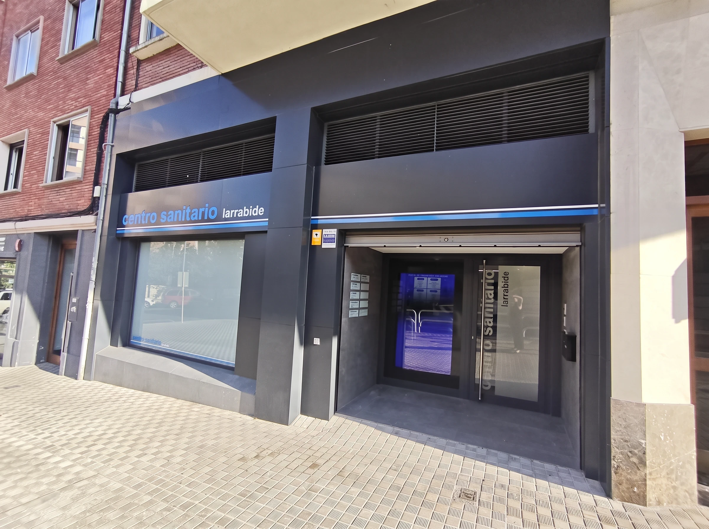 Fachada del centro sanitario Larrabide, en la calle Larrabide 3, donde está el centro Psiconervión Pamplona.