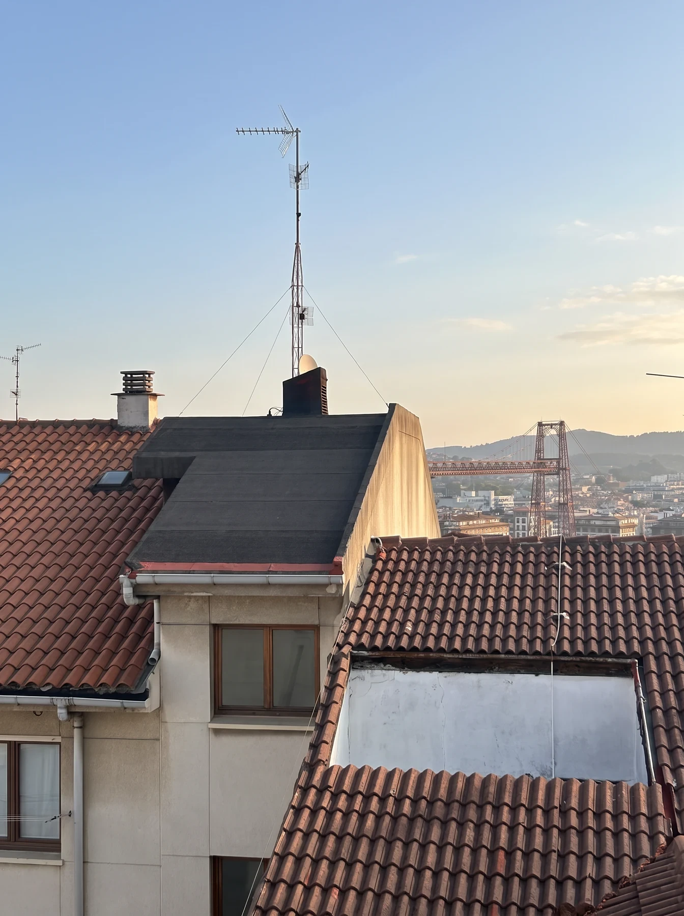 Vista desde el centro sobre los tejados de Portugalete, con el Puente Colgante al fondo.